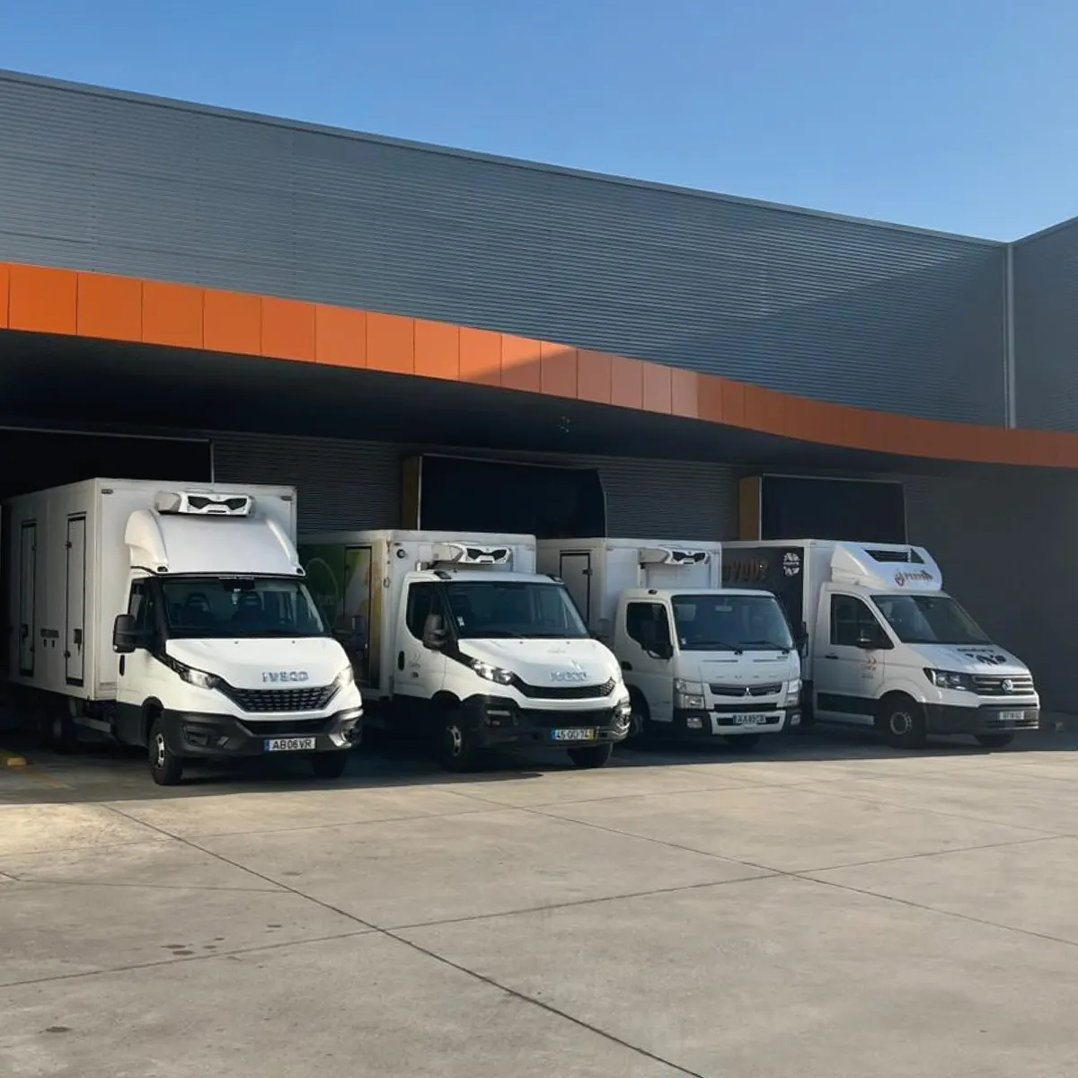 Frota de carrinhas refrigeradas Dalifal nos cais de carga